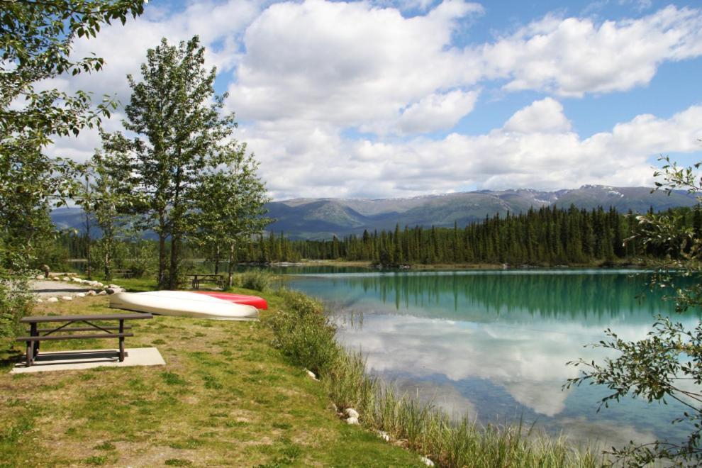 Arctic Divide Lodge Dease Lake Buitenkant foto